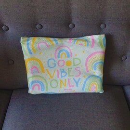 20% OFF -COMBO POCHOCLERO NUEVO! MANTA CON SOBRE + ALMOHADON - ARCO IRIS